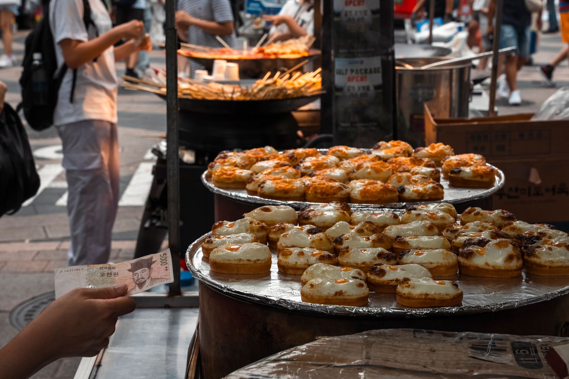 Korean hotteok sweet pancakes being cooked on a Seoul street
