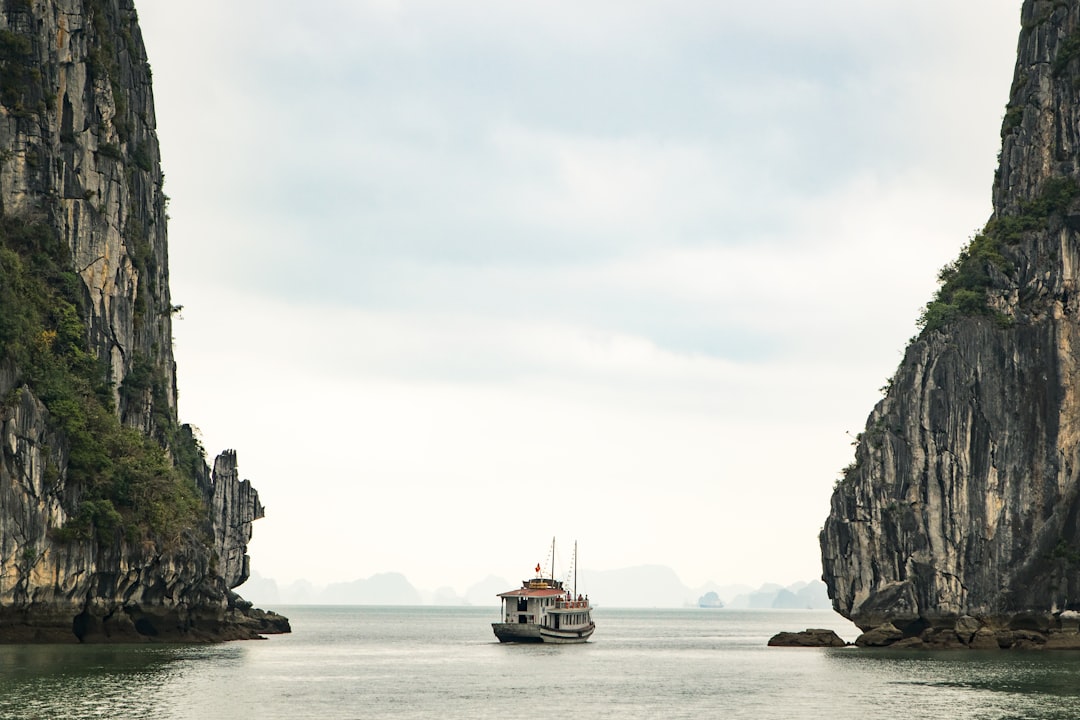 Hanoi to Ha Long Bay or Cat Ba 2026: Cruise, Bus, Transfer or DIY?