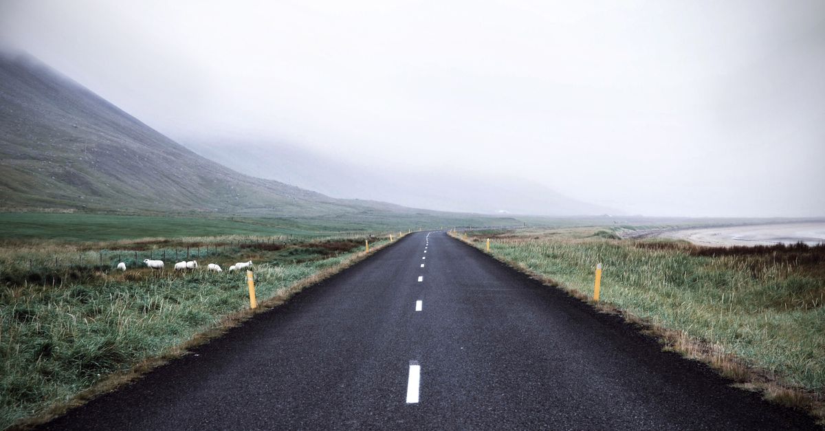 Keflavík Airport Car Rental: KEF Pickup, 2WD vs 4WD & Costs